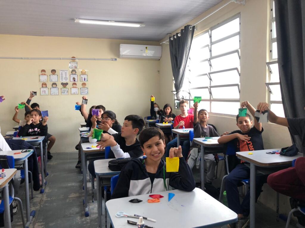 Projeto “Dobrando Histórias” encanta alunos com a arte do origami