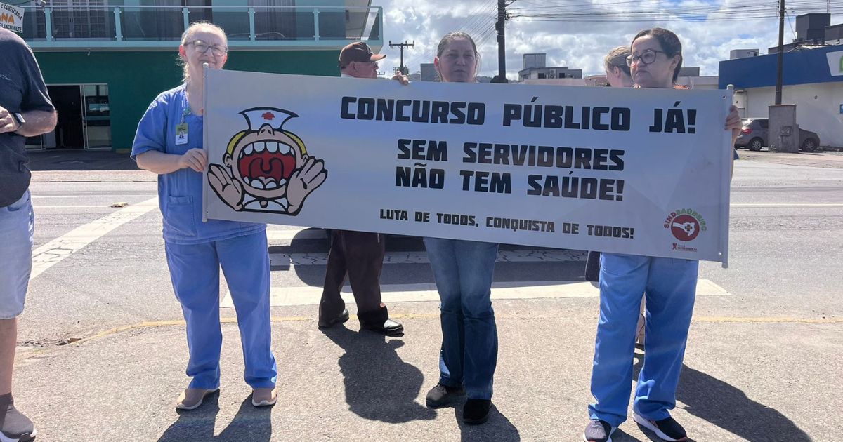 Servidores do Hospital Regional de Joinville fazem protesto por concurso público durante cerimônia de entrega de obras