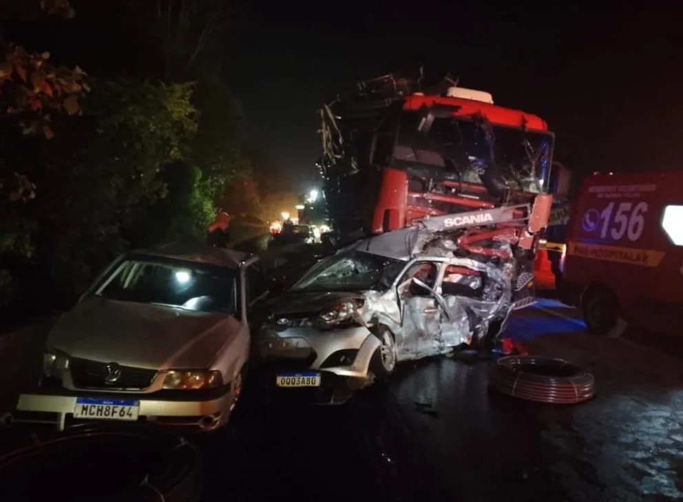 Acidente na BR-101 deixa 11 feridos e um morto no km 94 em Barra Velha