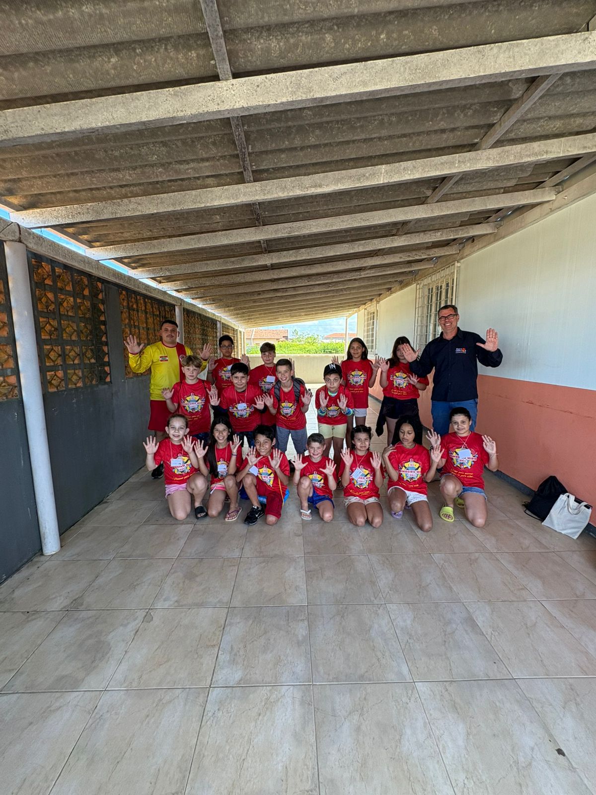 Camisetas do Projeto Bombeiro Mirim são entregues em parceria com o CRAS e o Corpo de Bombeiros Militar