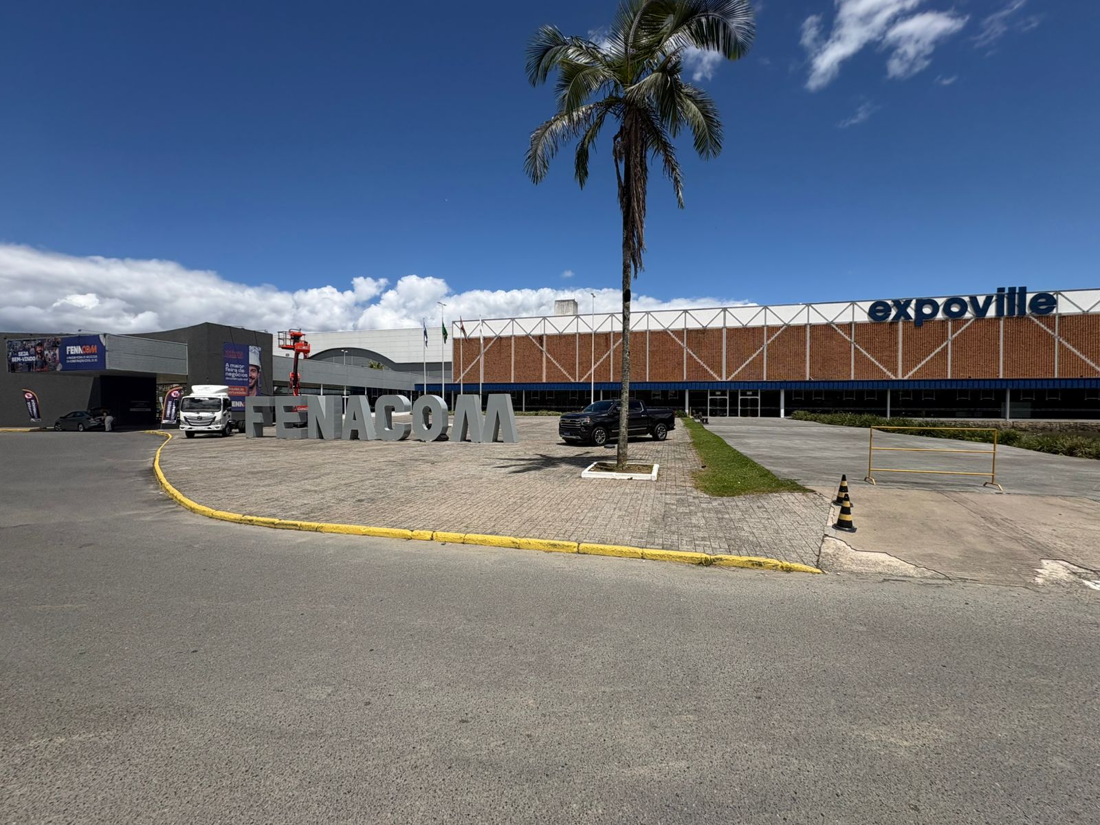 Começou nesta terça-feira (21) a FENACOM 2025, a maior Feira da Construção Civil de SC