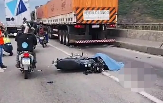 Motociclista morre atropelada por caminhão na BR-101 na ponte Itajaí/Navegantes