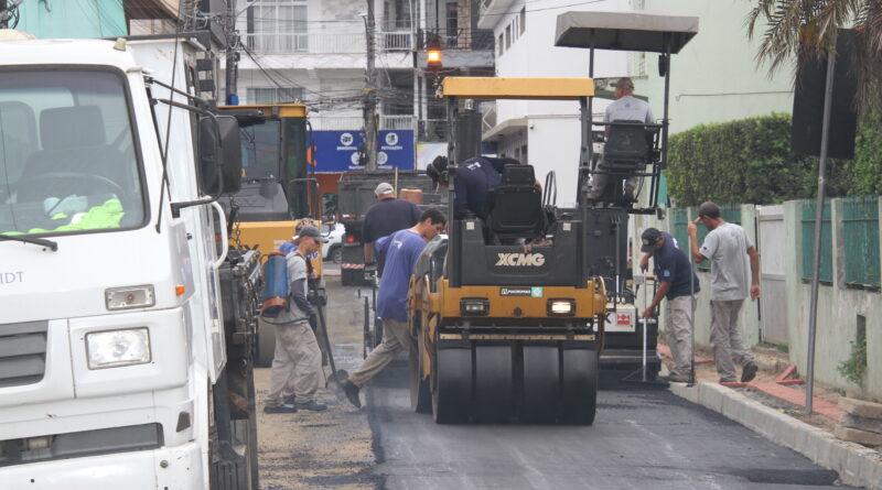 Rua Antero José Rocha recebe pavimentação asfáltica e entra na fase final das obras