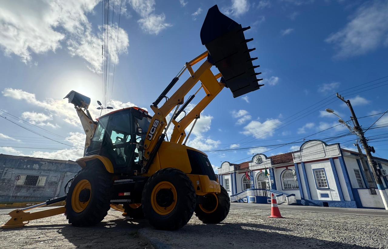 Governo Municipal adquire mais uma retroescavadeira para Secretaria de Obras