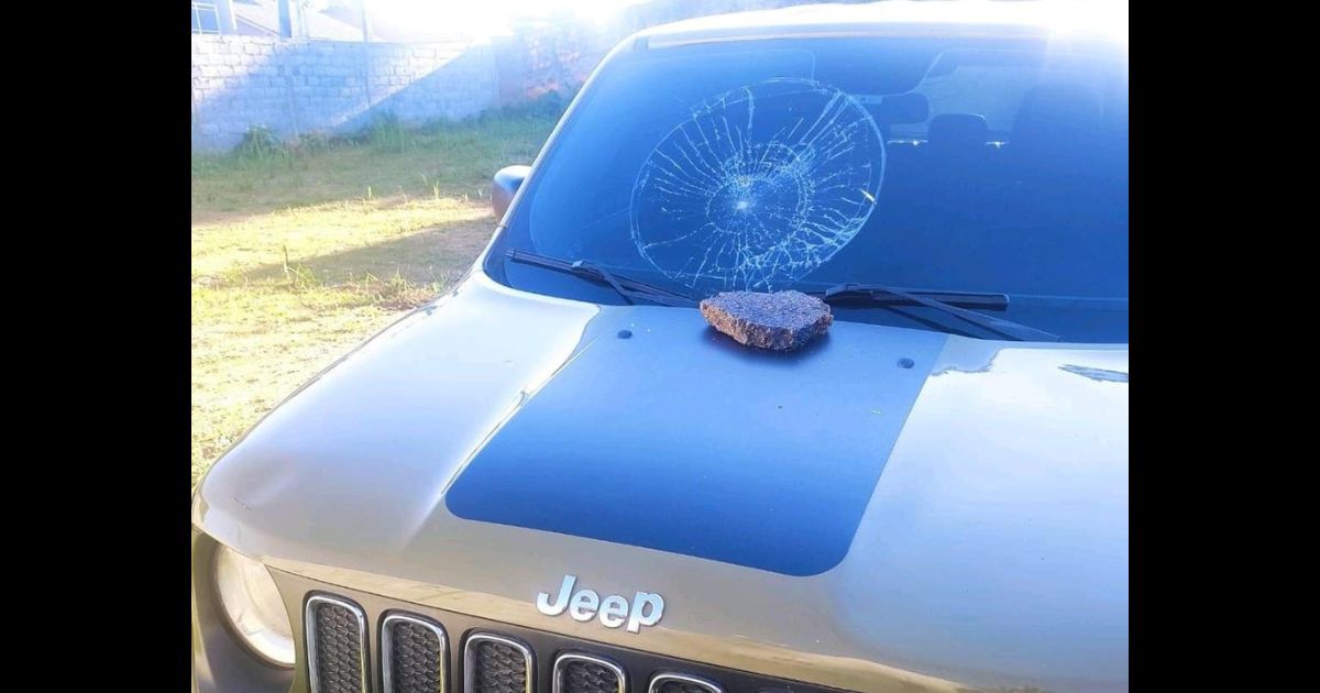 Trio de adolescentes é investigado por pedra atirada em vidro de carro, em Joinville