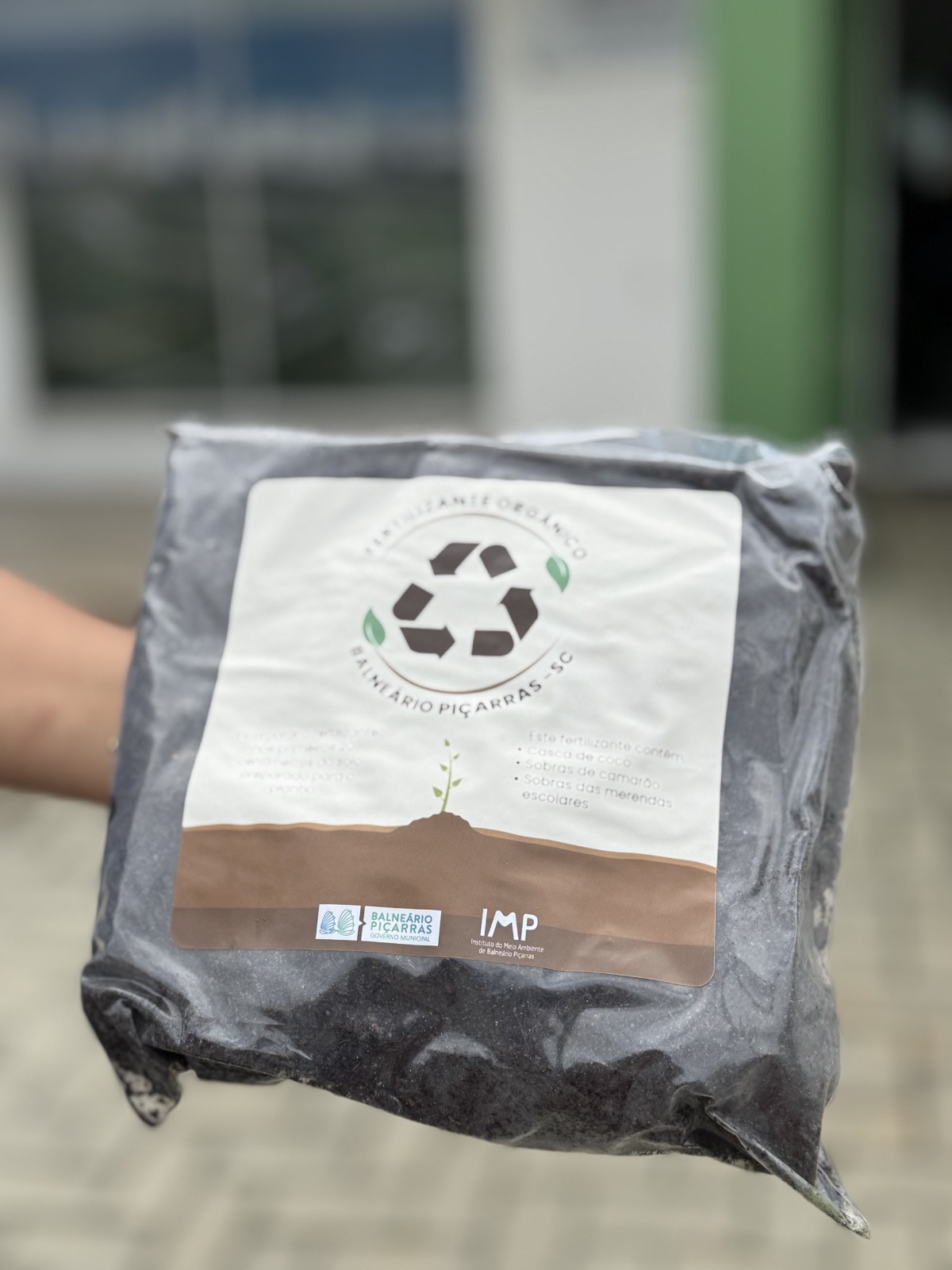 IMP realiza distribuição de adubo orgânico para moradores de Balneário Piçarras nesta quarta-feira, dia 12