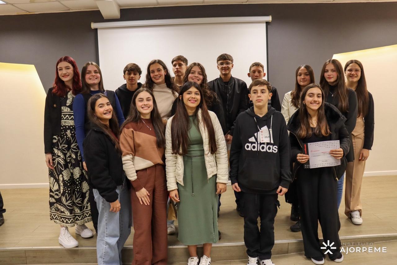 Jovens aprendem na prática como empreender em projeto da Ajorpeme