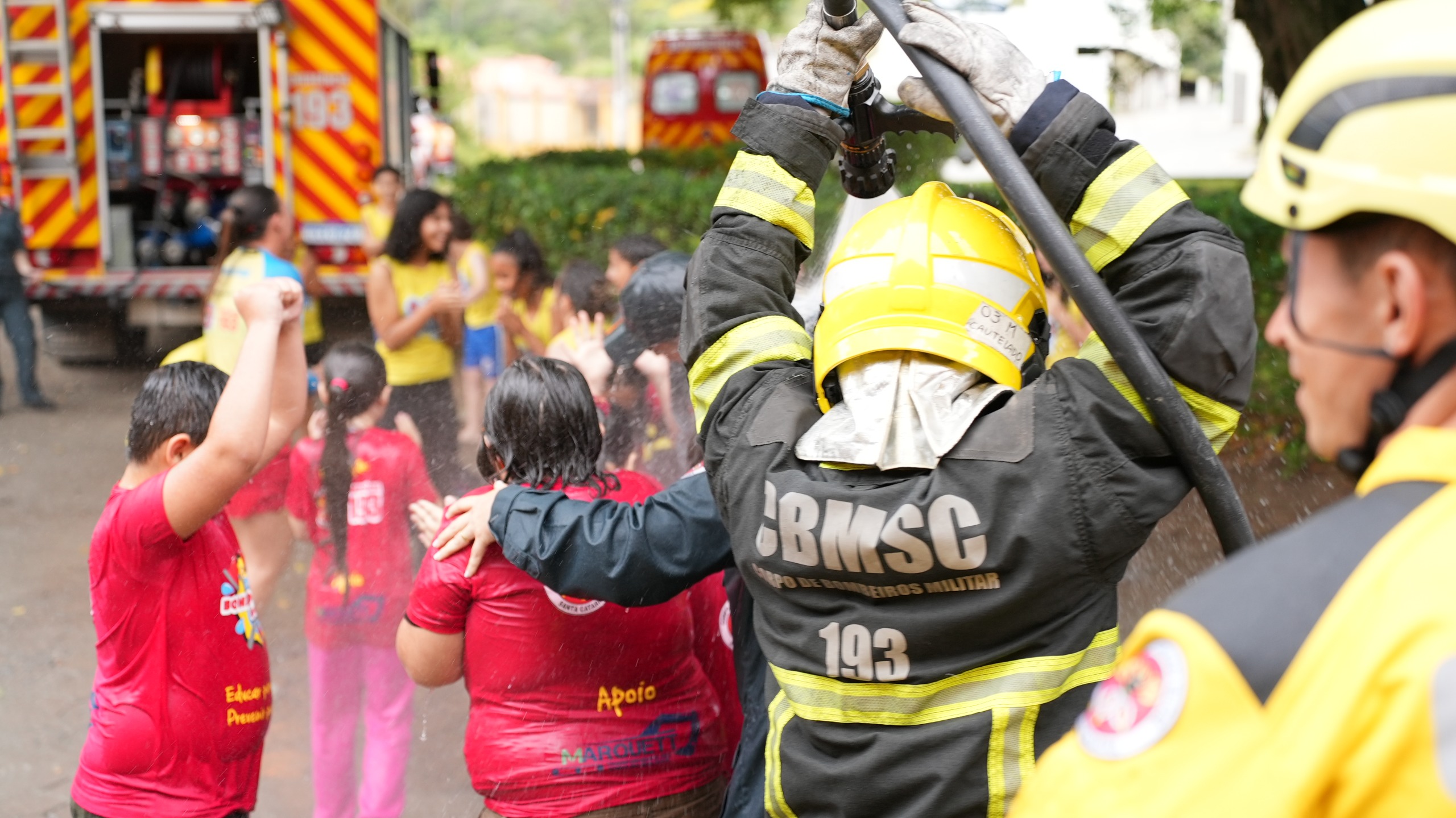 Alunos de Penha se formam nos programas Bombeiro Mirim e Projeto Golfinho