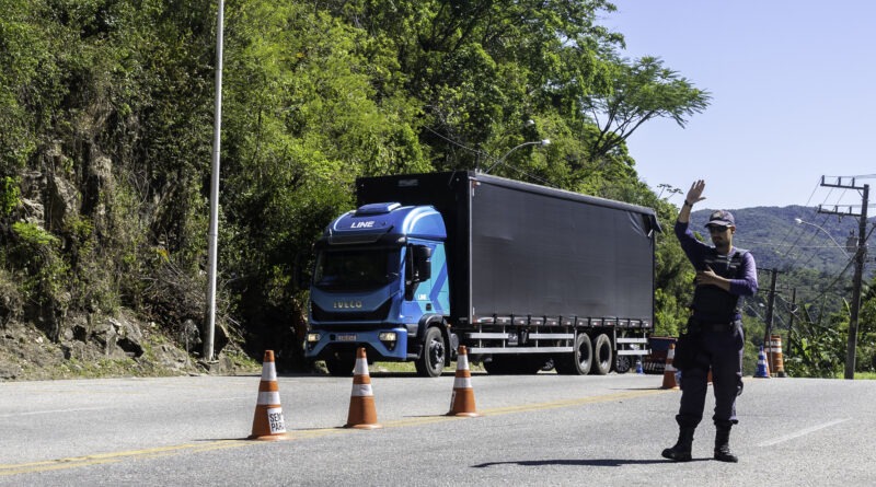 Bombinhas atualiza regras para entrada de ônibus e caminhões