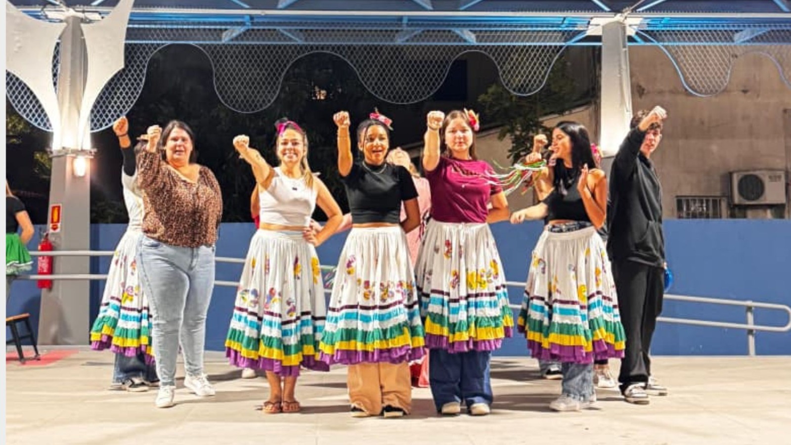 Estudantes de escola pública criam releitura de espetáculo da Broadway