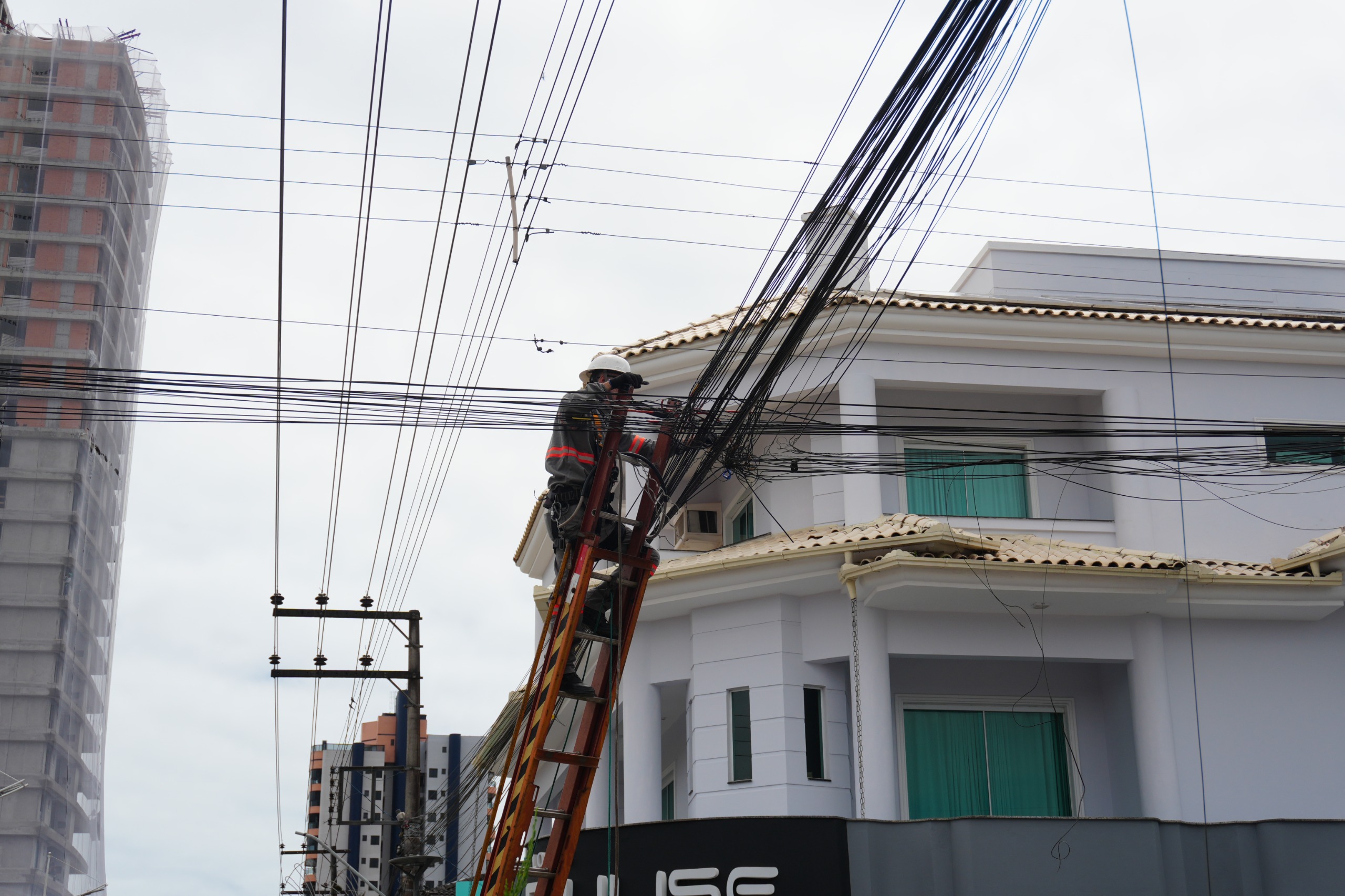Mutirão de fios acumula mais de três toneladas de cabos irregulares retirados