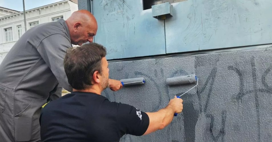 Prefeito Adriano Silva e Luciano Hang participam de mutirão contra pichações em Joinville