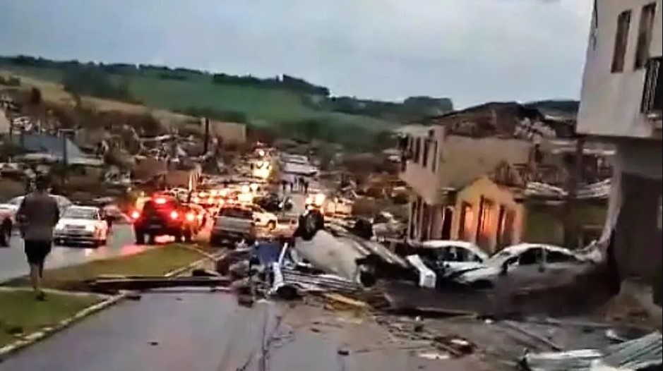 Tornado causa “cenário de guerra” e deixa 5 mortos e mais de 400 feridos no Paraná