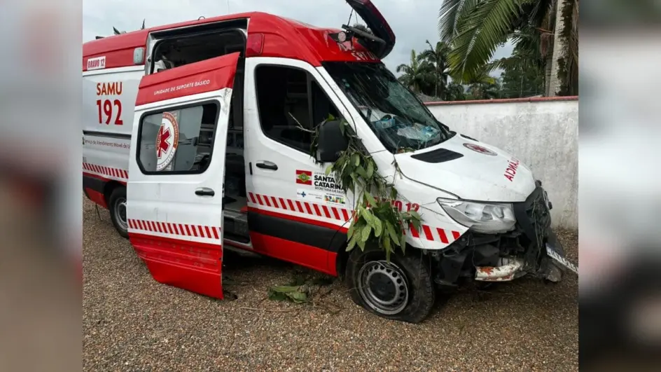 Paciente agride profissionais da saúde e bate ambulância do Samu durante fuga em Ascurra