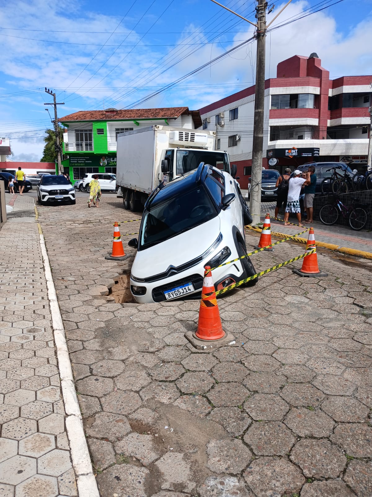 Carro é “engolido” por cratera em Barra Velha