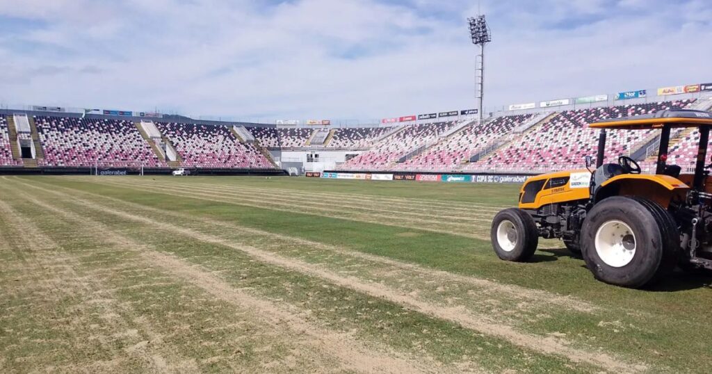 JEC inicia manutenção do gramado da Arena Joinville para a temporada 2026