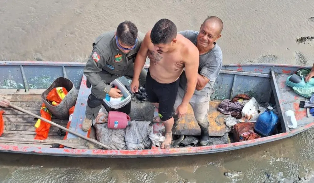 Pescadores presos em mangue mobilizam operação de resgate com helicóptero Águia em Joinville
