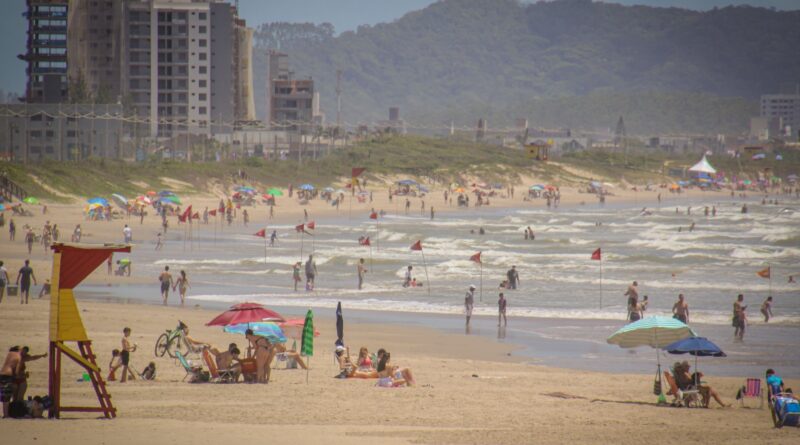 O verão chegou: Navegantes espera receber mais de 300 mil turistas nesta temporada; veja como curtir com segurança