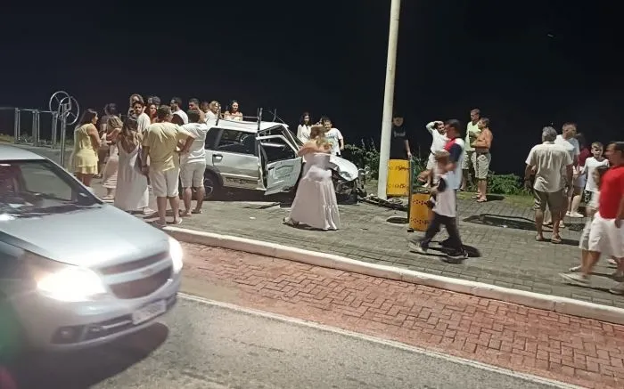 Uno é destruído após bater em poste da beira-mar em pleno réveillon em Barra Velha