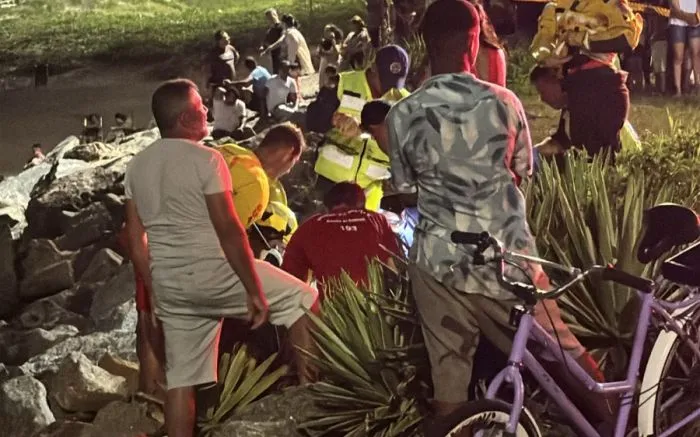 Mulher fica presa nas pedras do molhe ao tentar recuperar celular em Itajaí