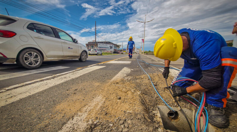 Fiação subterrânea começa a ser instalada para nova iluminação na orla em Navegantes