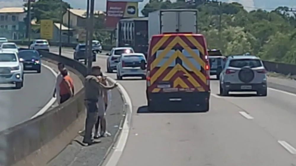 Arrombador preso pela PM se joga de viatura em movimento na BR-101 em Barra Velha