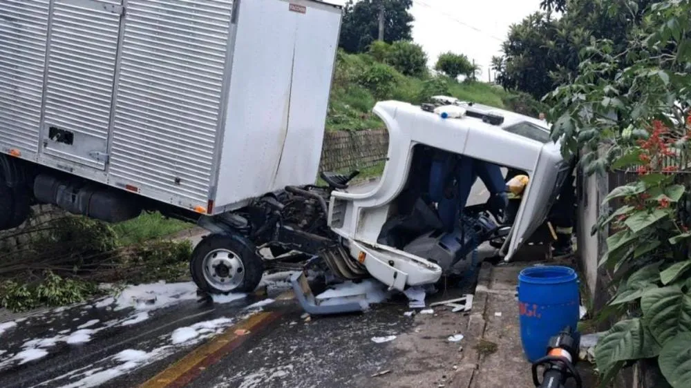 Morre motorista de caminhão que despencou em barranco de Joinville