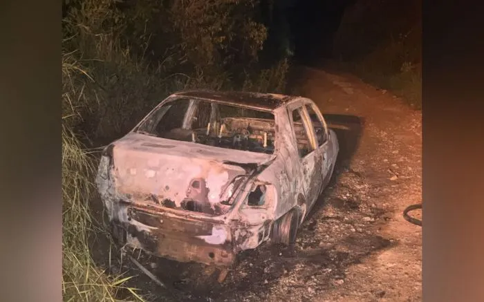 Corpo carbonizado é encontrado em porta-malas de carro em Camboriú