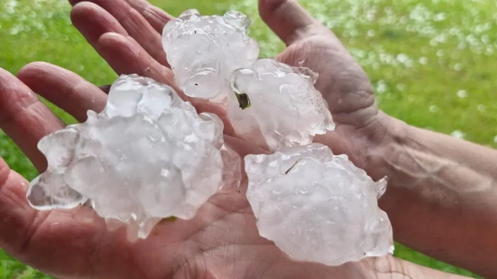 Luiz Alves registra chuva de pedra na tarde de ontem