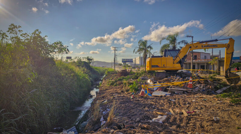 Prefeitura de Navegantes e DNIT promovem operação para limpeza da vala de drenagem na BR-470