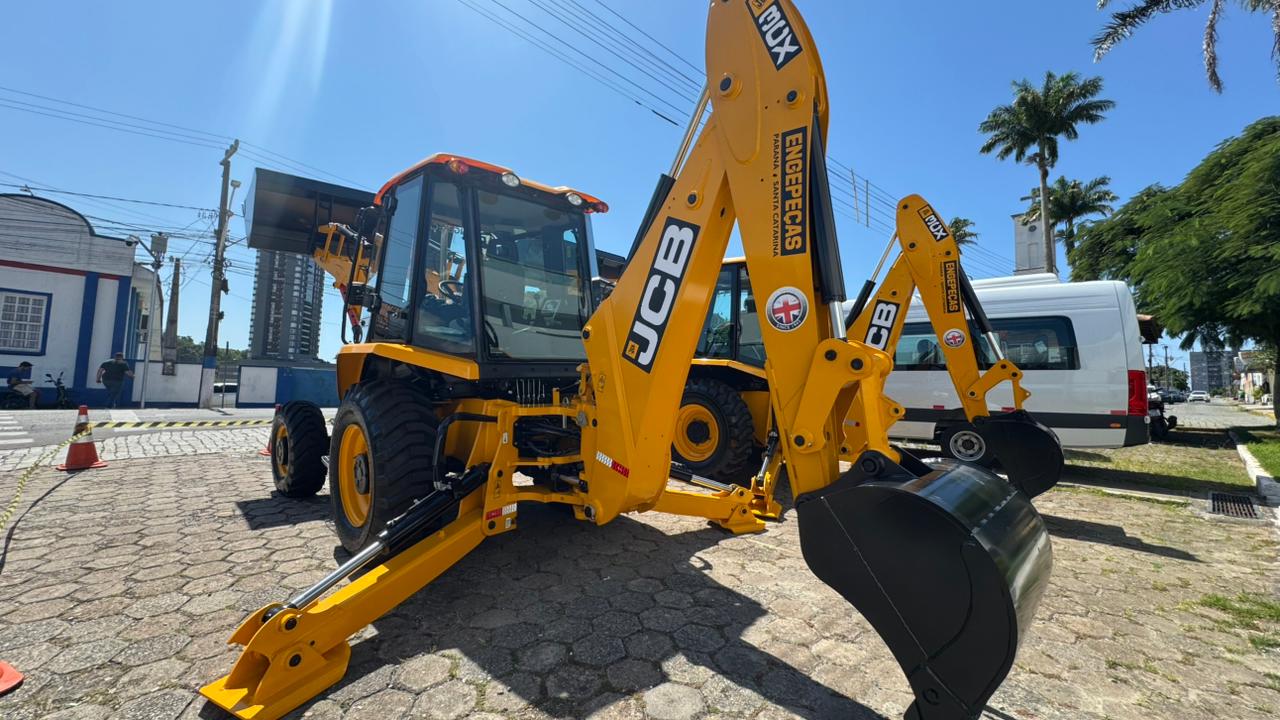 Governo Municipal adquire duas retroescavadeiras para Secretaria de Obras