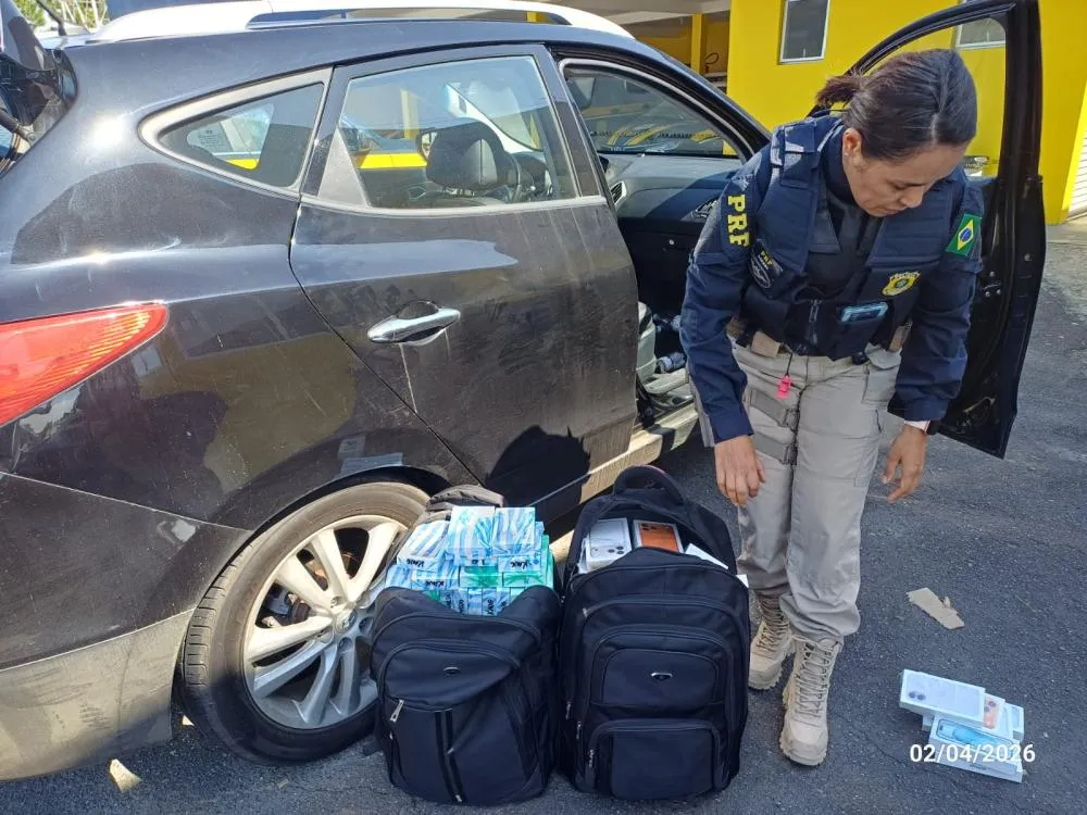 PRF apreende mais de R$ 2 milhões em celulares de luxo na BR-101 em Araquari