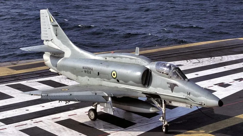 Caça da Marinha vai virar atração permanente em praça aeronaval de Balneário Piçarras