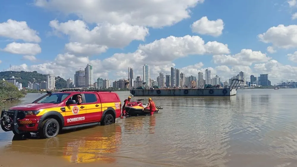 Corpo de homem é encontrado boiando e com braços amarrados em Itajaí