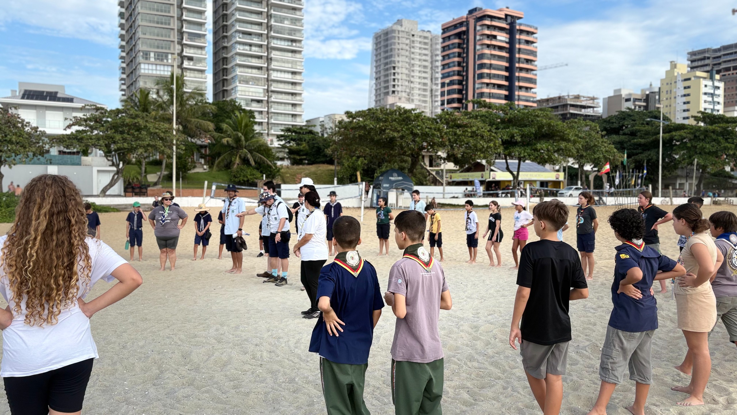 Ações na praia reúnem comunidade, escoteiros e iniciativas de inclusão em Balneário Piçarras