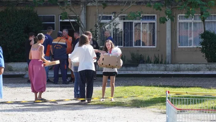 Prédio em colapso no Centro de Itajaí é lacrado de vez após avanço de rachaduras