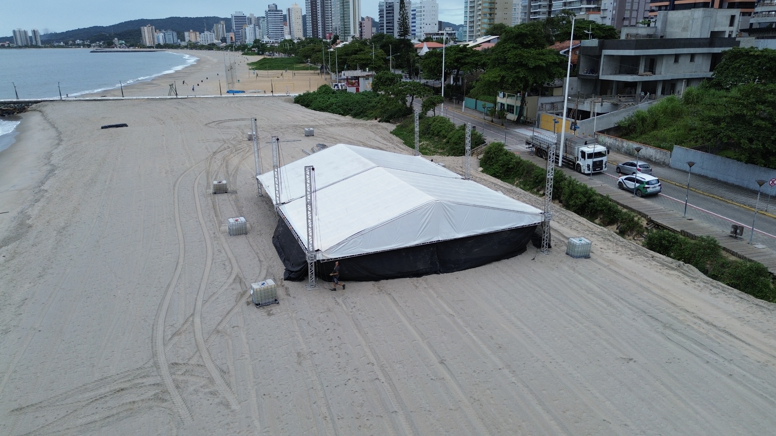 Montagem da estrutura do Conexão BP já movimenta a orla de Balneário Piçarras