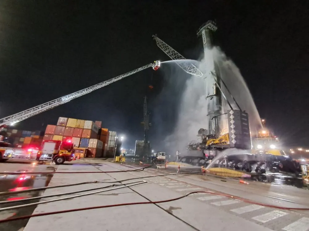 Incêndio destrói guindaste no Porto de Itajaí