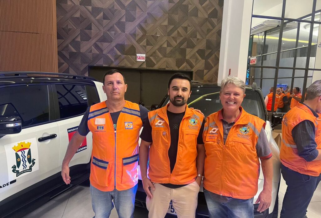 Coordenadora Carla Krug com os Gerentes de Operação e preparação, Filipe Linhares Varela e Jodei Miranda, durante assinatura do Convênio em Blumenau.