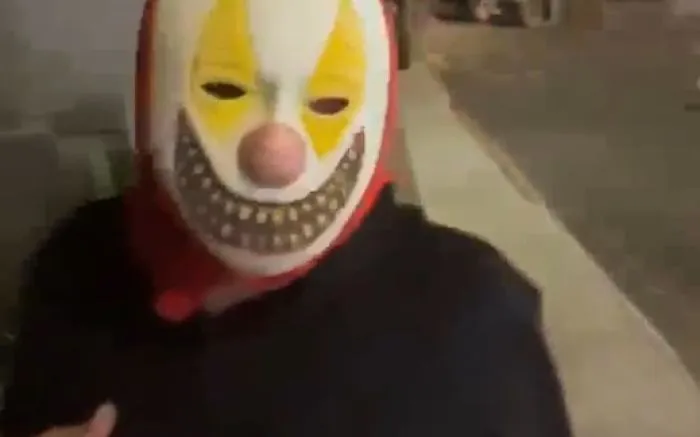 Homem com máscara de palhaço bate em estudante no bairro Cordeiros em Itajaí