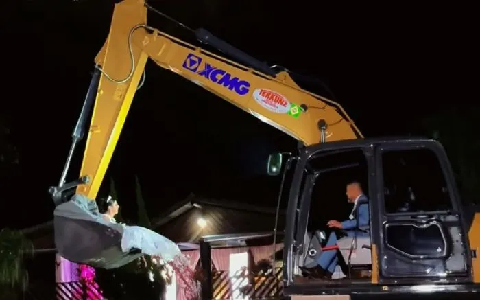 Noiva chega ao casamento na concha de escavadeira e viraliza nas redes