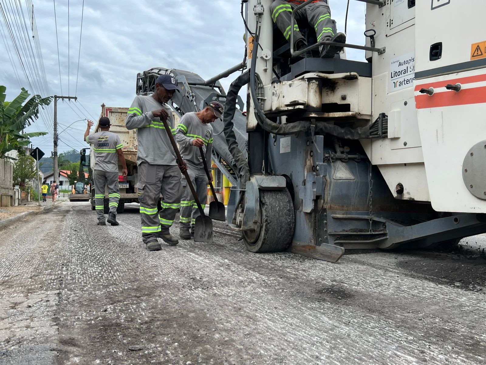 Secretaria de Obras inicia recuperação asfáltica da Rua Júlia da Costa Flores