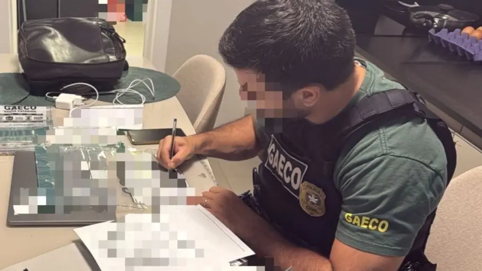 Advogado que deixava relógios inteligentes em salas de presídios para presos é alvo de operação em Joinville