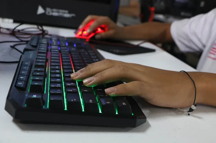 Projeto incentiva contratação de mulheres 40+ na área de tecnologia