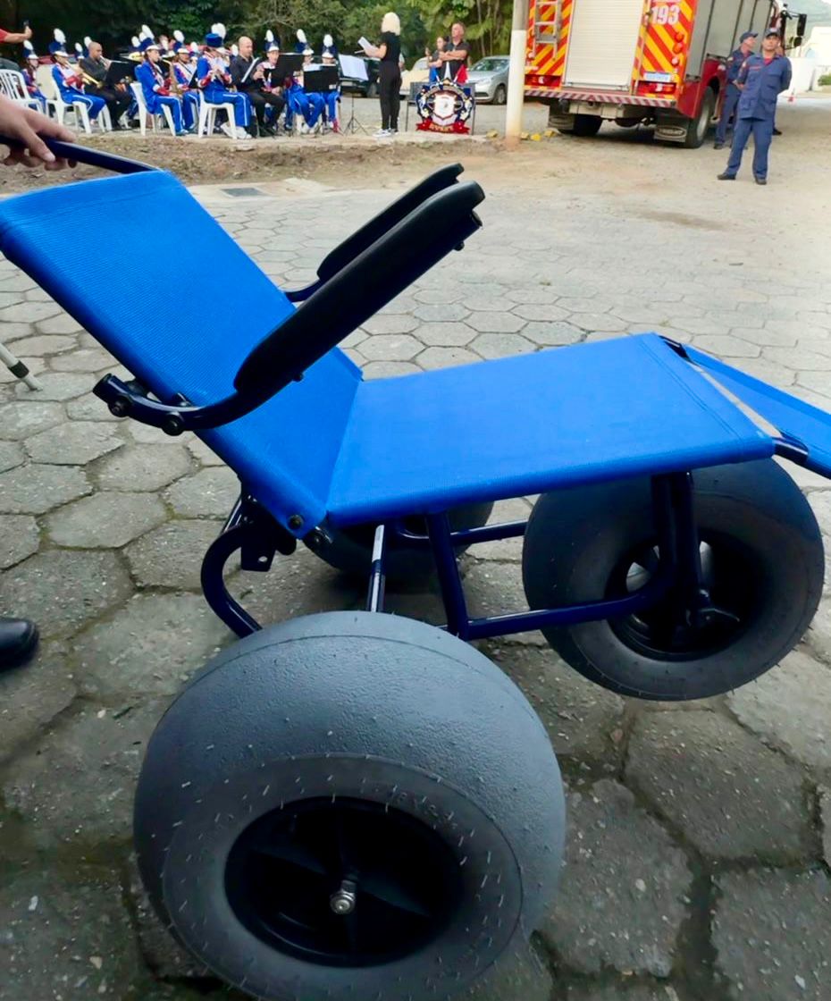 Penha recebe novas cadeiras anfíbias para garantir inclusão no acesso ao mar