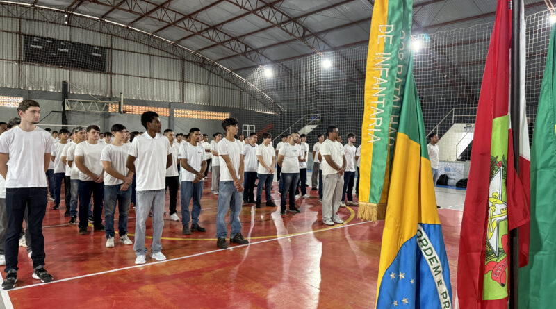 Civismo e emoção marcam o Juramento à Bandeira de 200 jovens em Navegantes