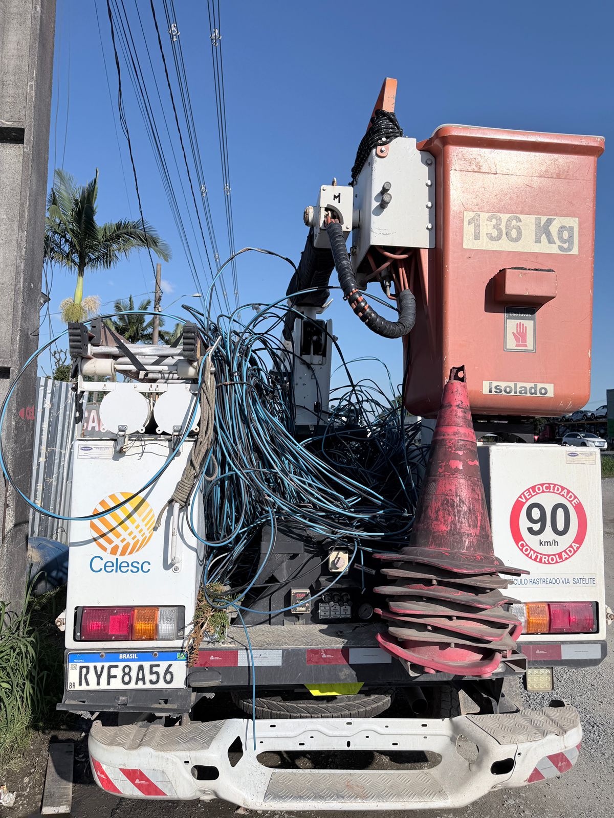 Operação integrada combate ligações clandestinas de energia no bairro Itacolomi e mobiliza Prefeitura em busca de soluções para moradores