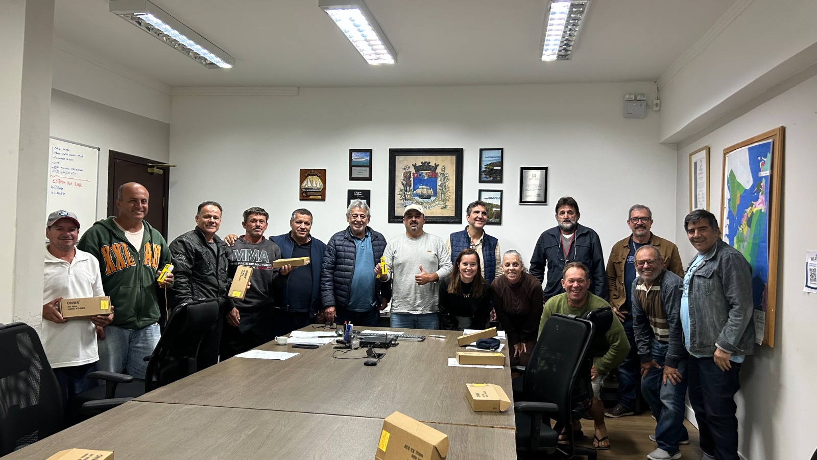 Pescadores artesanais francisquenses recebem geolocalizadores para reforçar segurança em alto mar
