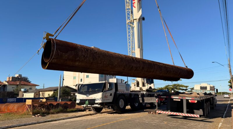Tubulações gigantes chegam a Navegantes para alargamento da Praia do Gravatá