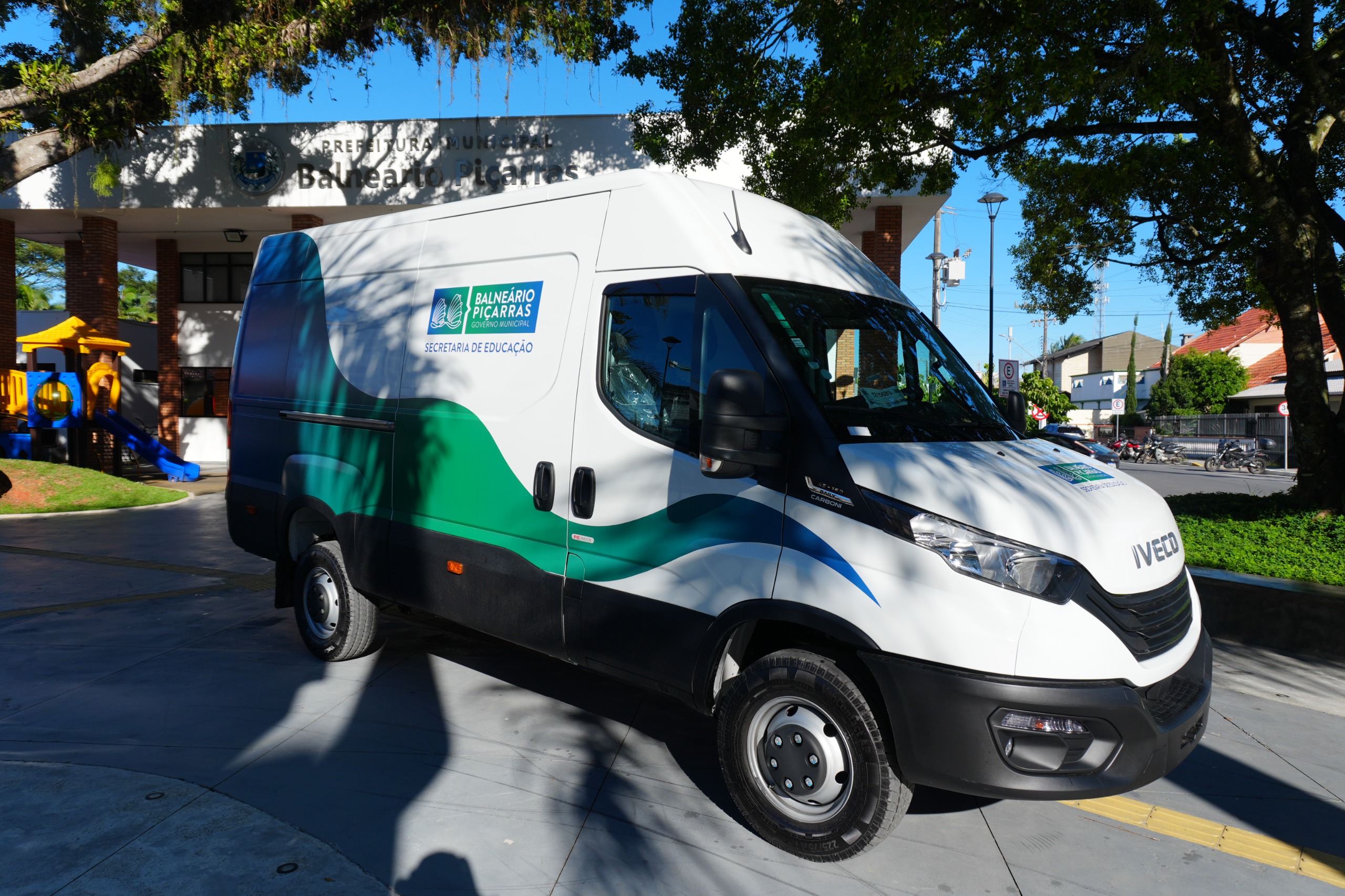 Educação de Balneário Piçarras amplia frota com novo veículo para transporte de merenda escolar